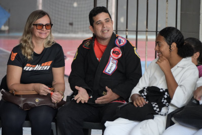 São Gonçalo ensina autodefesa para mulheres motoristas de aplicativo