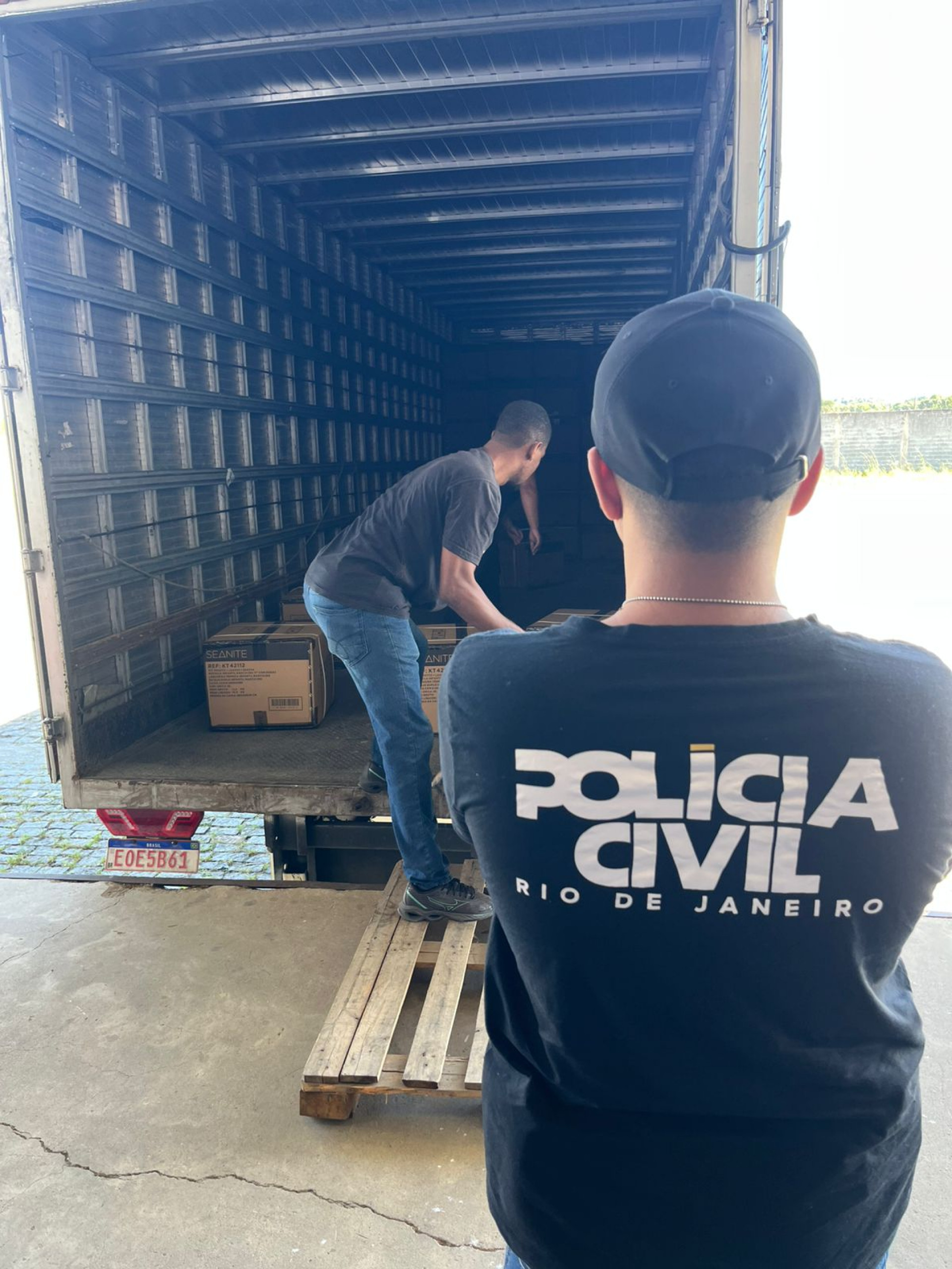 Policiais civis da DRCPIM realizaram operação para combater a comercialização de materiais escolares falsificados - Divulgação / Polícia Civil