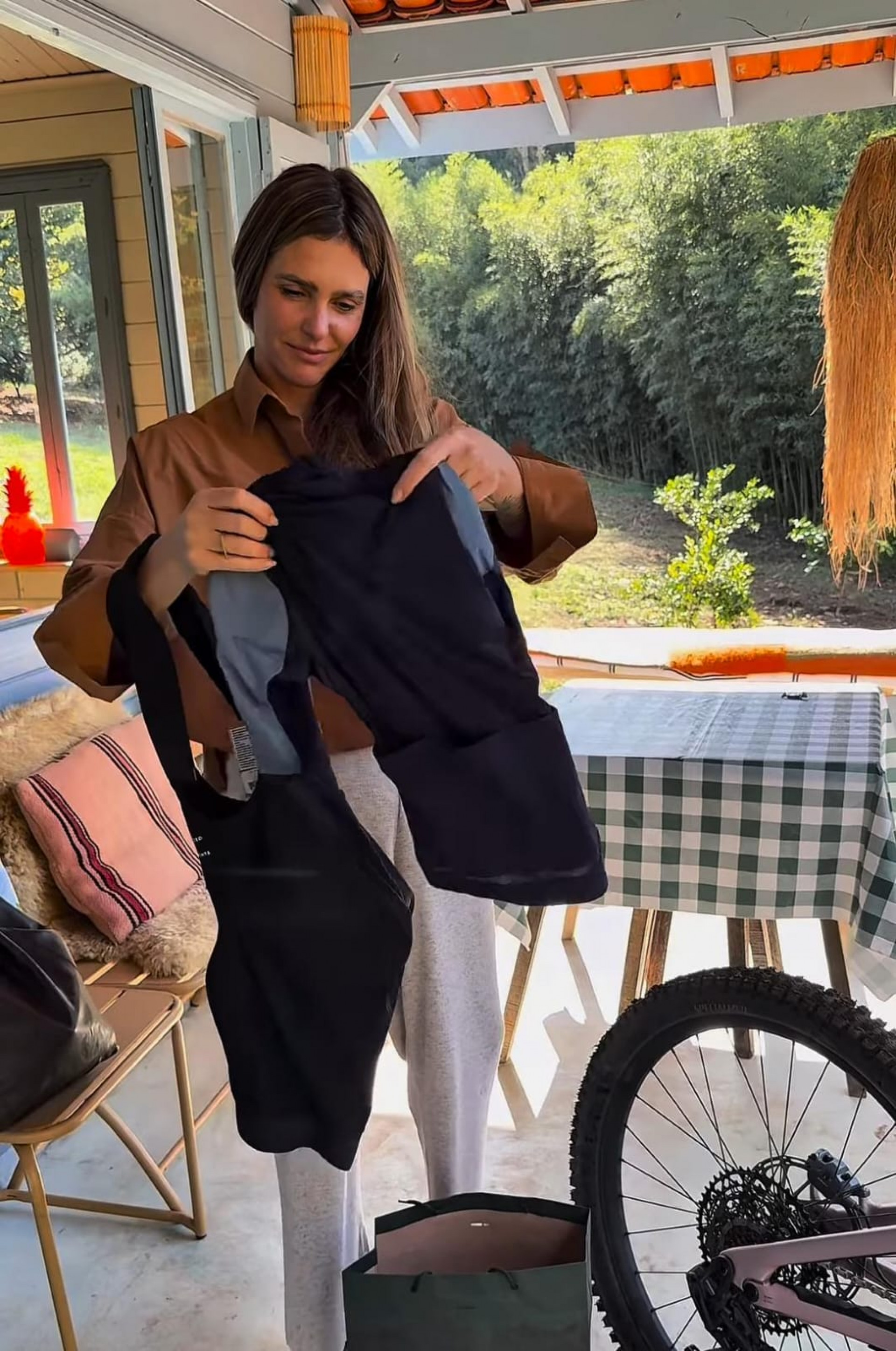 Fernanda Lima ganha bicicleta de Rodrigo Hilbert - Reprodução de vídeo / Instagram