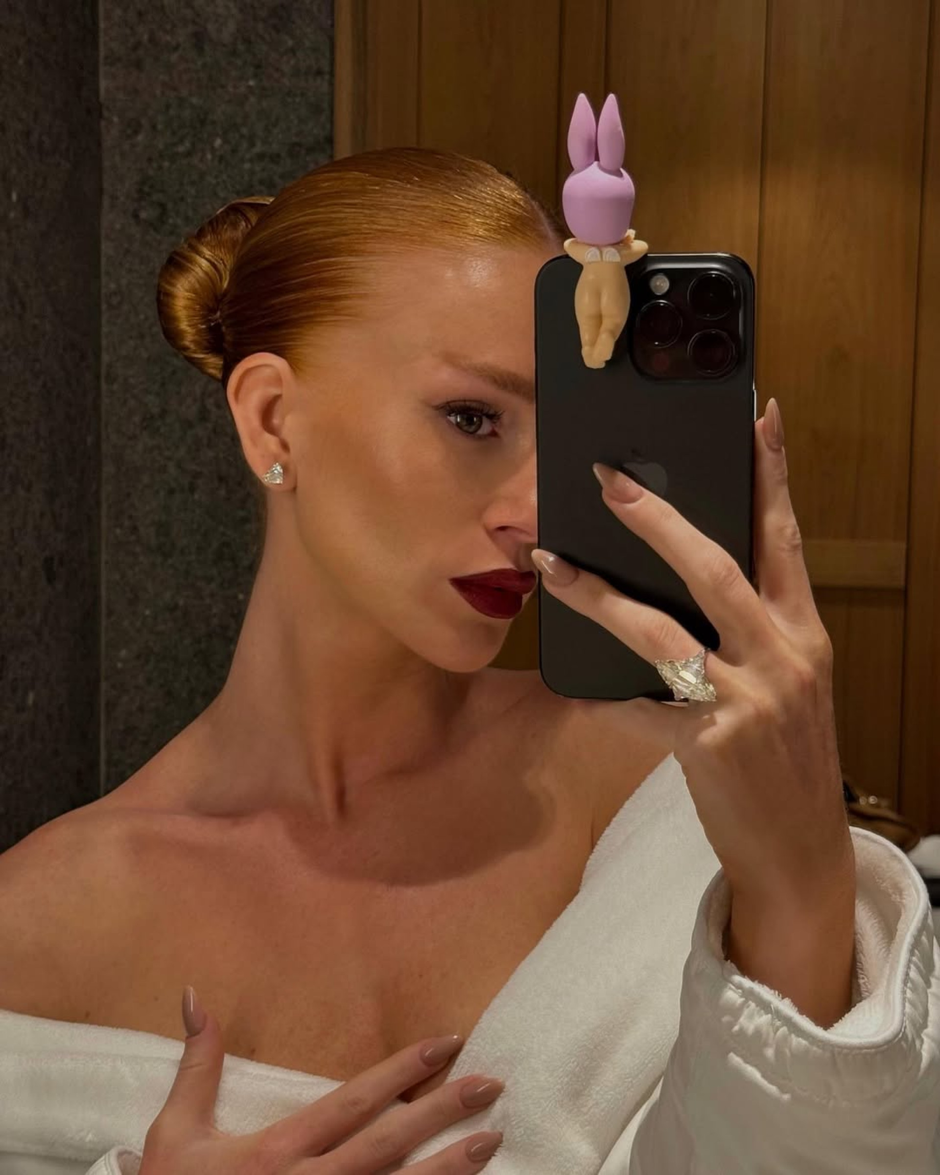 Marina Ruy Barbosa mostra mais cliques em Cannes e brinca: 'Agora é antibiótico, cama e gatos' - Reprodução / Instagram