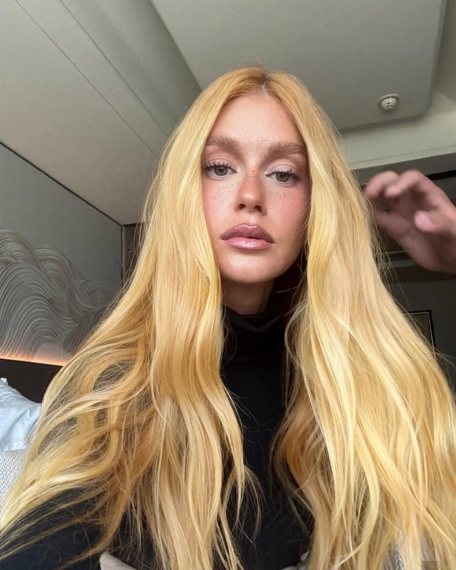 Marina Ruy Barbosa mostra mais cliques em Cannes e brinca: 'Agora &eacute; antibi&oacute;tico, cama e gatos' - Reprodu&ccedil;&atilde;o / Instagram