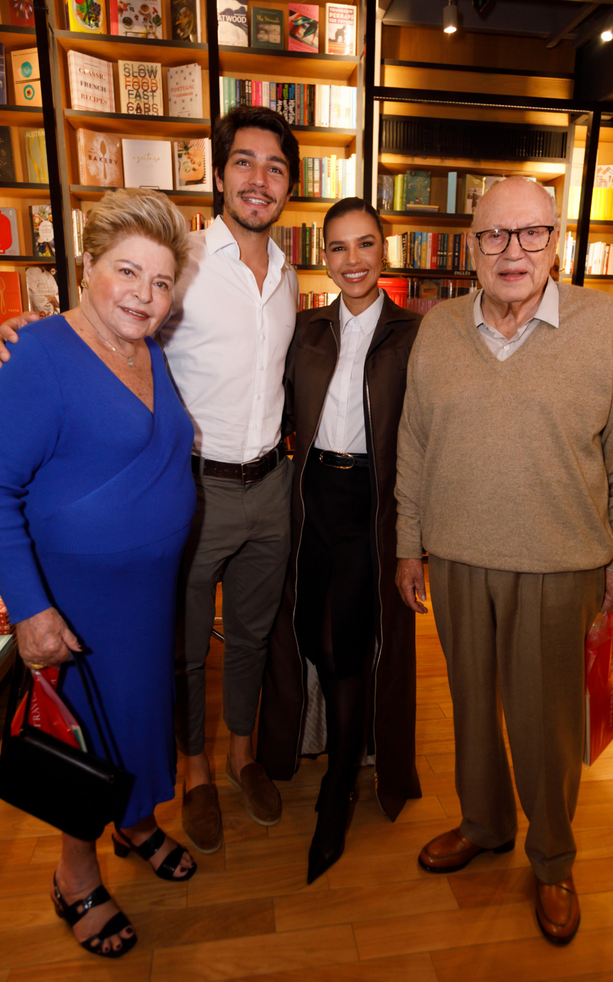 Mariana Rios com os avós e o namorado, Juca Diniz 