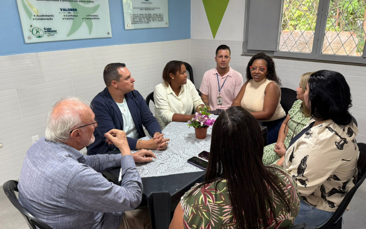O secretário Diogo Bastos e o padre Renato Chiera em reunião com os técnicos