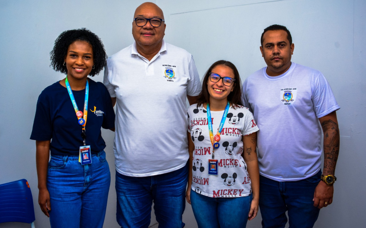 Representantes da Timbre Cintia Cristina e Larissa Olímpia com o secretário Marcio Valério e Rafael Sousa