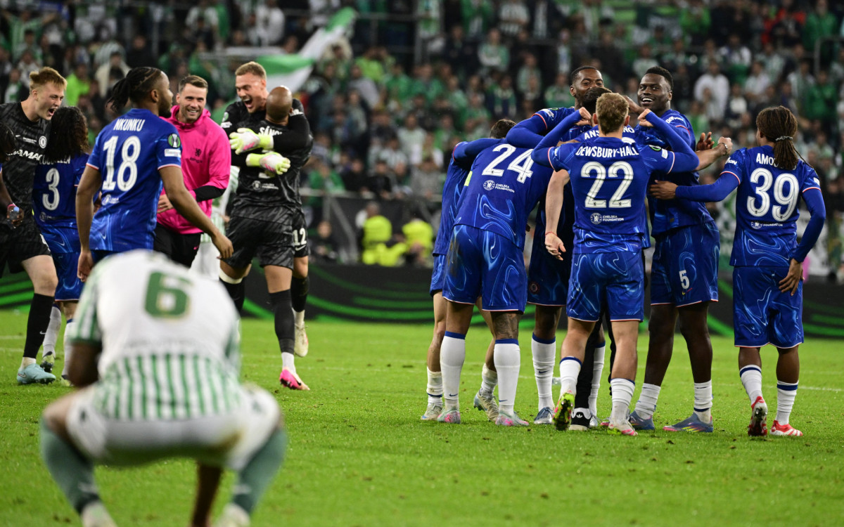 Jogadores do Chelsea celebram título, enquanto o do Betis lamenta