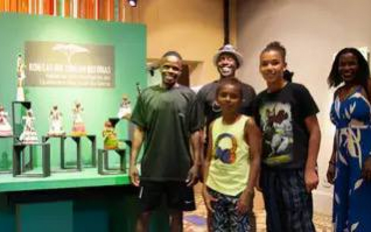 Exposição de bonecas produzidas de materiais como palha de milho e bucha - Oscar Liberal