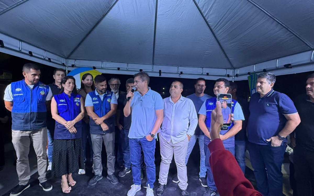 Entre secretários, prefeito discursa durante cerimônia