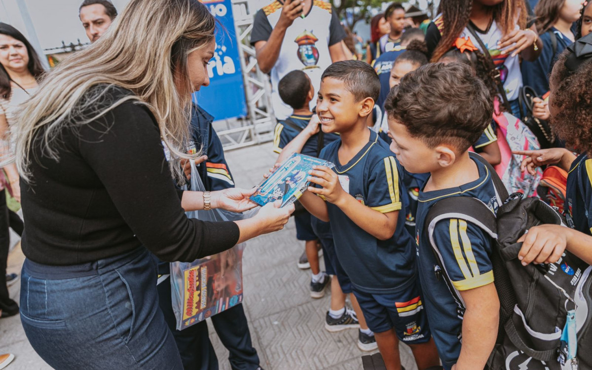 A prefeita de Araruama, Daniela Soares, comemora o aumento expressivo das vendas na Araruama Literária