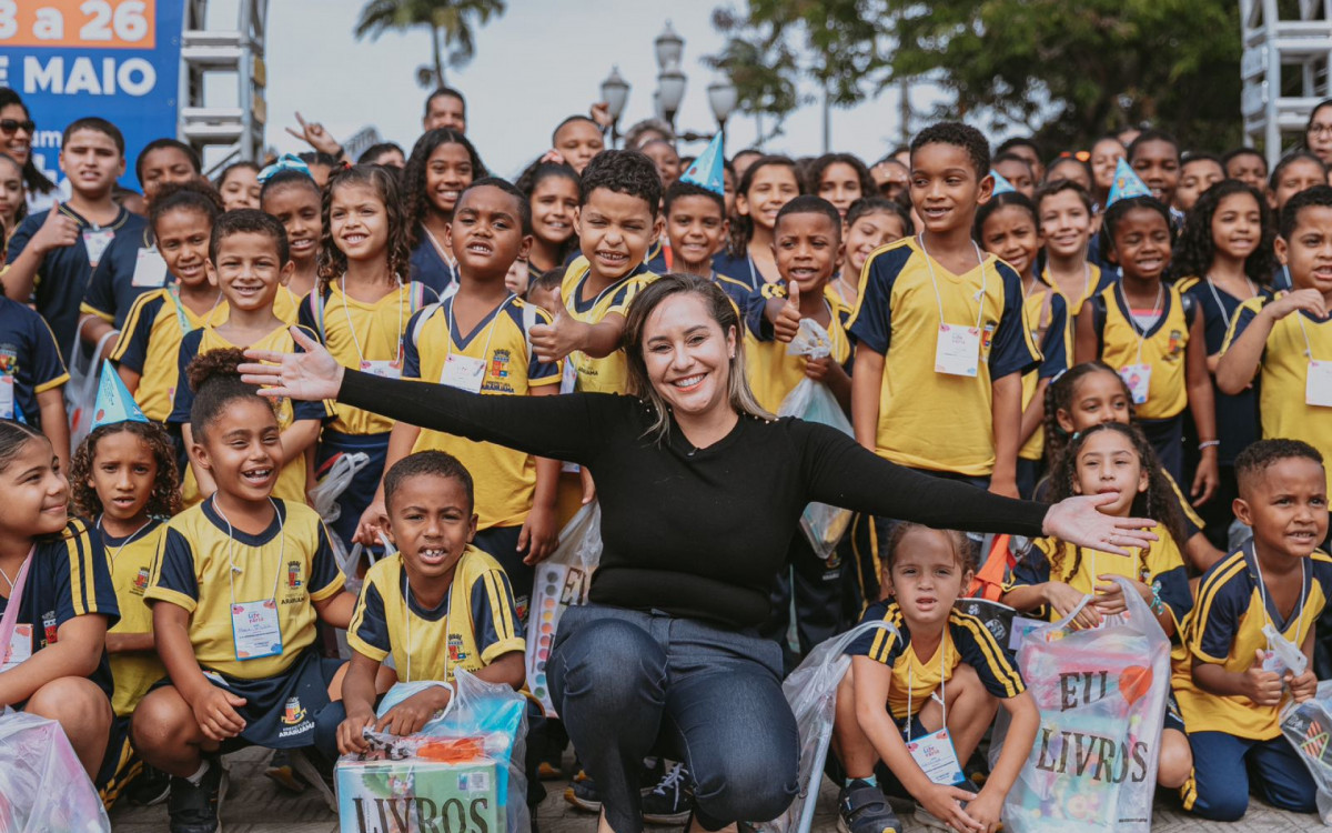 A prefeita de Araruama, Daniela Soares, comemora o aumento expressivo das vendas na Araruama Literária