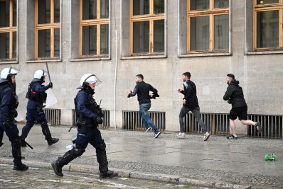 Torcedores de Chelsea e Betis entram em confronto antes da final da Liga Conferência
