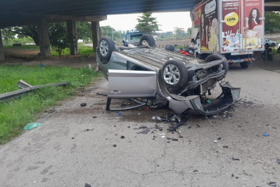 Vídeo: carro perde o controle e despenca da Linha Vermelha