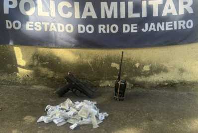 PM prende dois suspeitos com drogas, pistola e rádio em Belford Roxo
