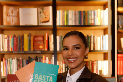 Mariana Rios lança livros em noite prestigiada por amigos famosos