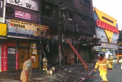 Incêndio destrói prédio comercial em São João de Meriti