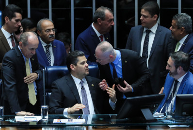 Senado aprova projeto que reajusta salários de servidores federais do Executivo