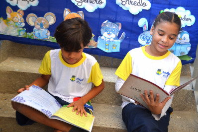 Zé Delivros leva encantamento, cultura e leitura às escolas de Magé