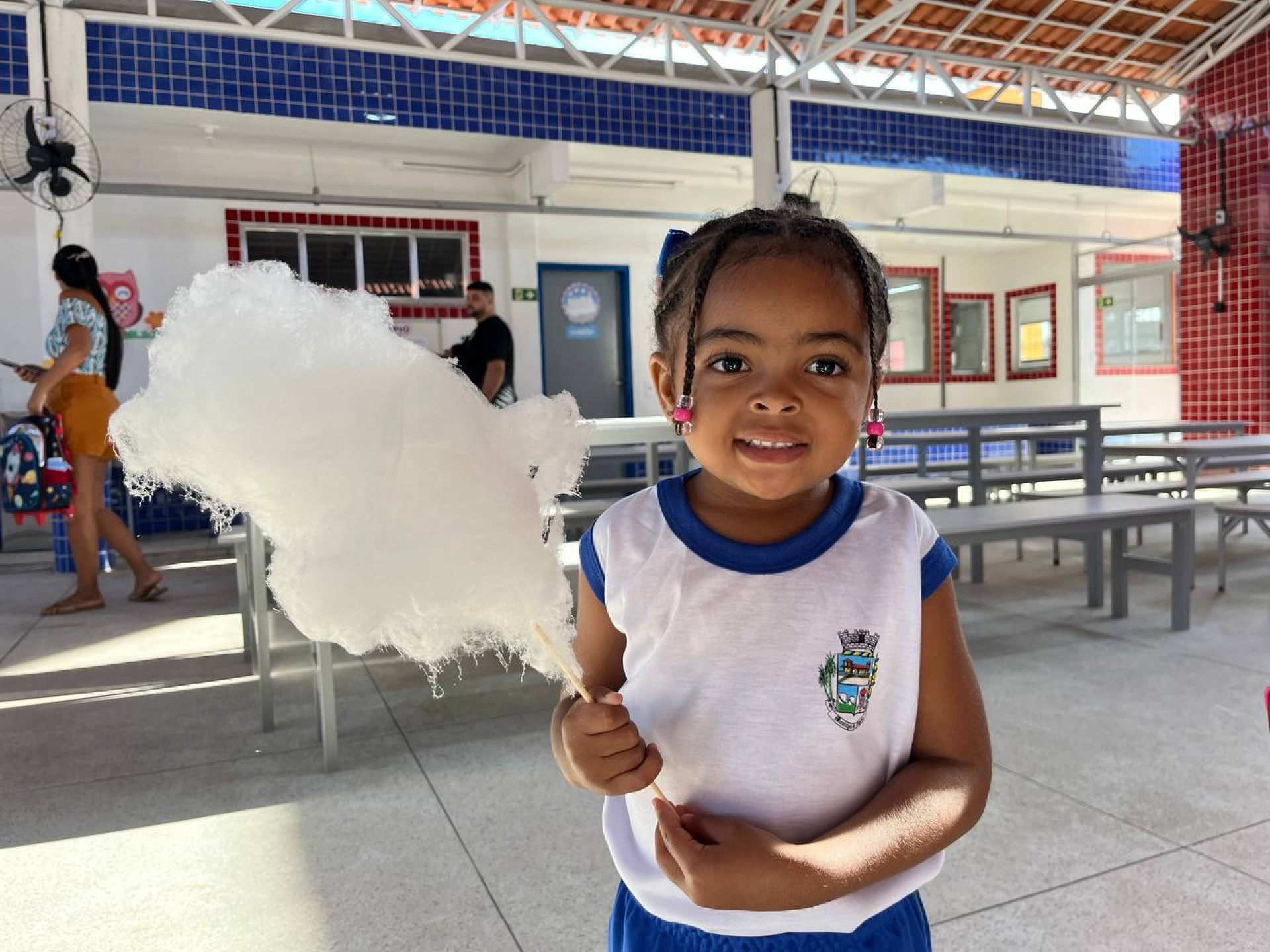 Jovem aluna com algod&atilde;o doce - Divulga&ccedil;&atilde;o / PMJ