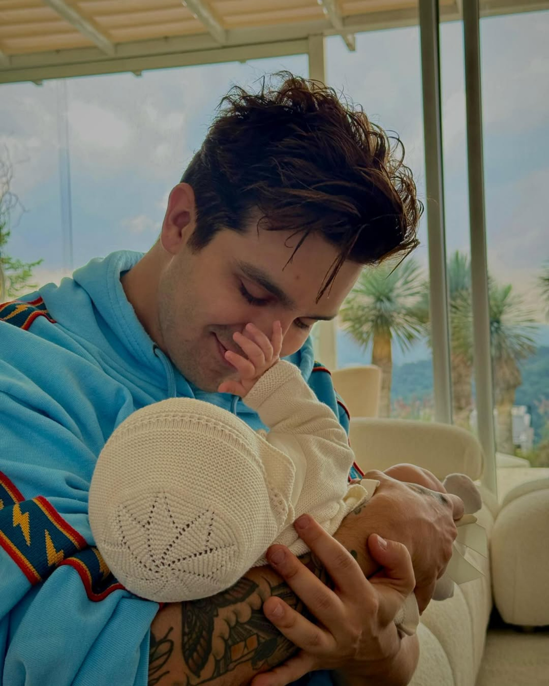 Luan Santana com a filha nos braços  - Reprodução/Instagram