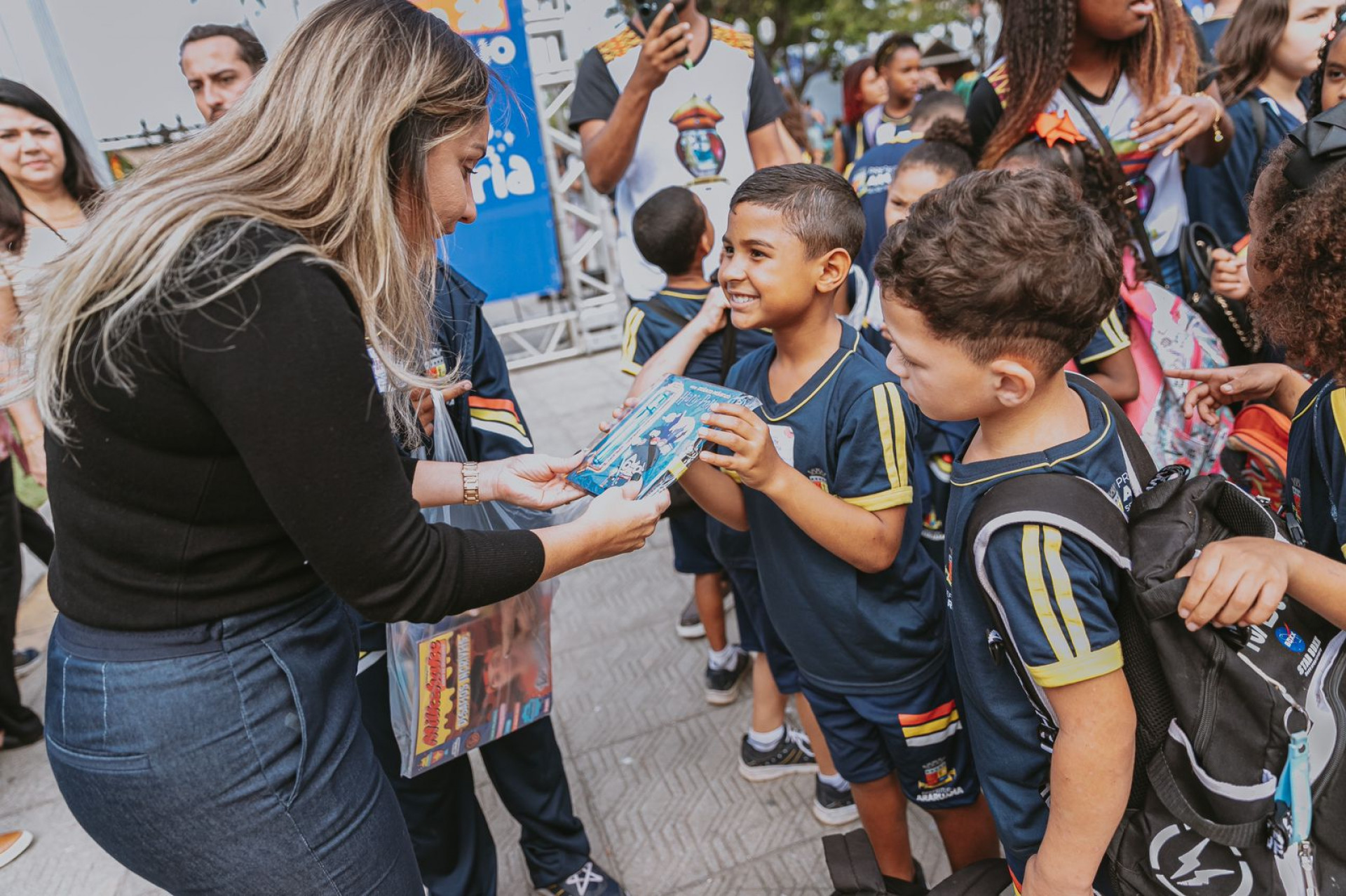 A prefeita de Araruama, Daniela Soares, comemora o aumento expressivo das vendas na Araruama Liter&aacute;ria - Ascom