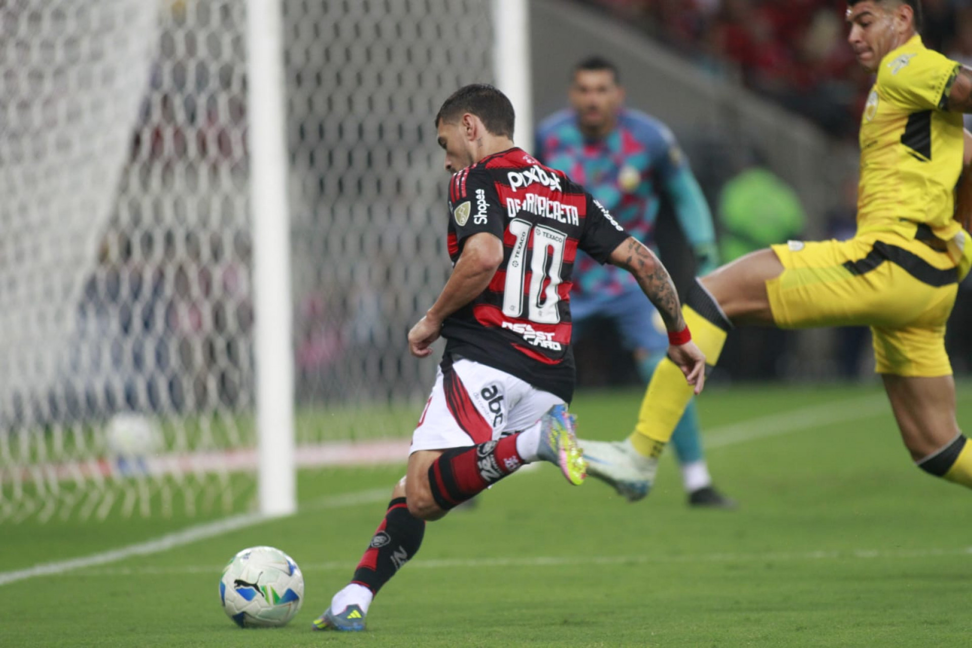 Sem ângulo, Arrascaeta tenta o gol: uruguaio levou cartão amarelo e está fora do jogo de ida das oitavas - Reginaldo Pimenta