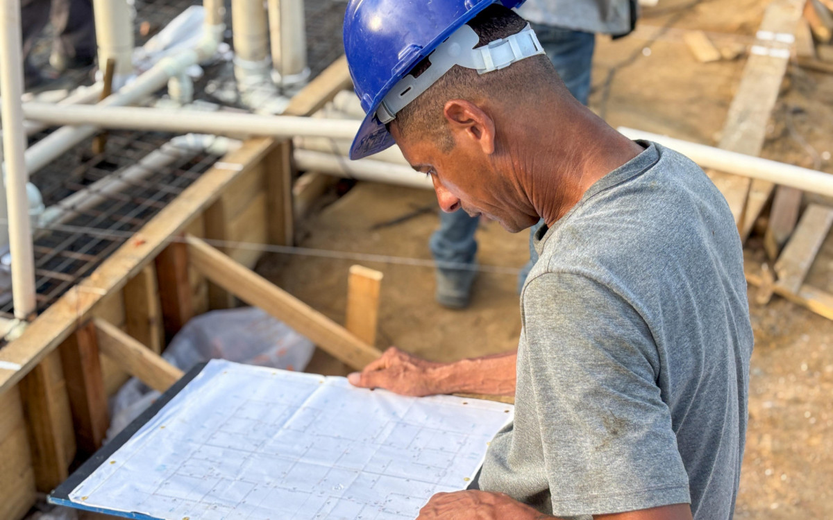 O canteiro de obras é composto em sua maioria por operários da própria cidade, incluindo a engenheira civil Amanda Aragão, moradora do bairro Bonfim