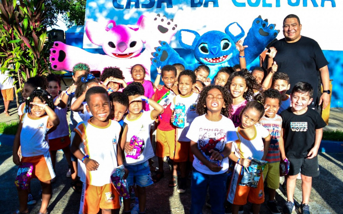 O secretário André Luiz se confraternizou com crianças de diversas escolas