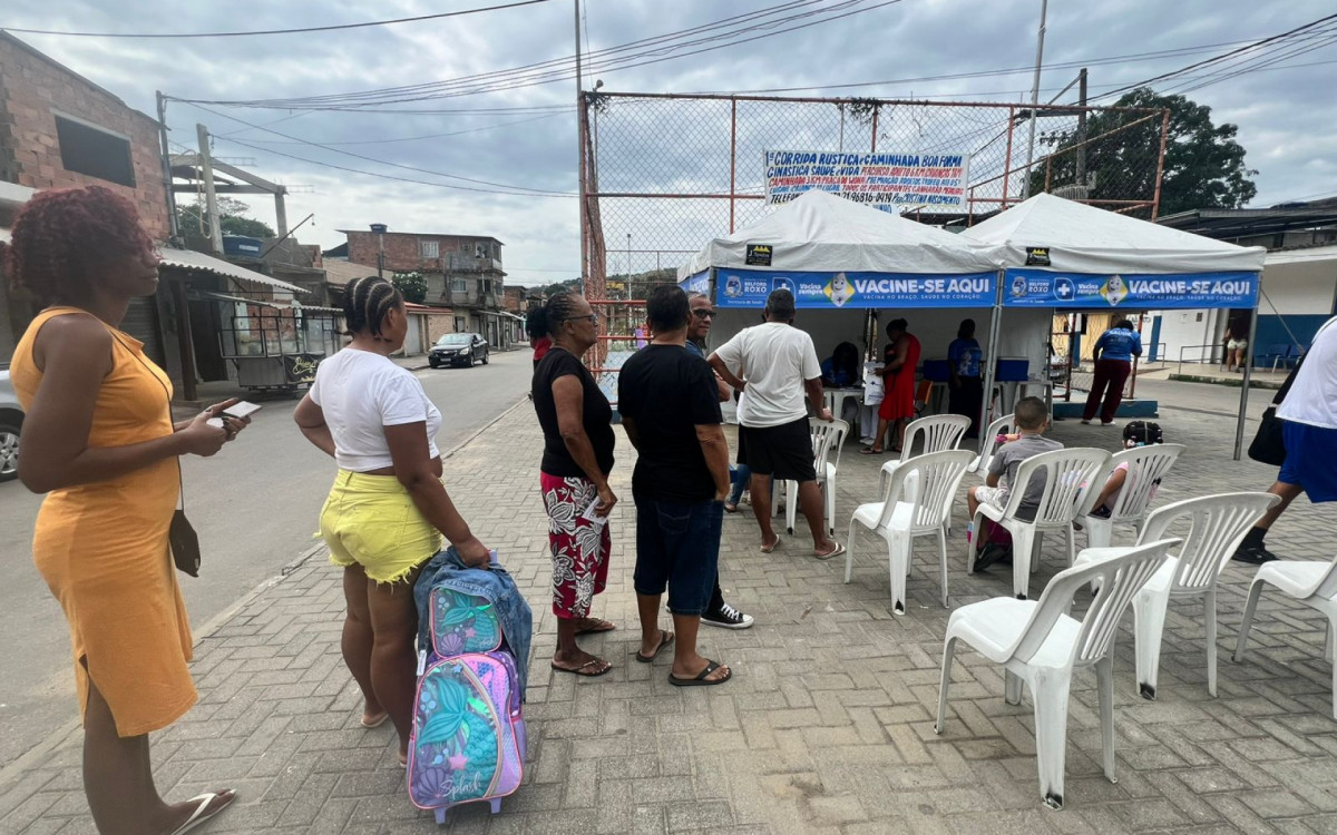 As tendas estão espalhadas em seis praças, facilitando assim a vida de quem precisa se vacinar