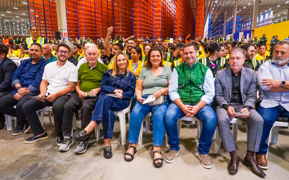  Prefeito Léo Vieira, ao lado de familiares, secretários municipais e autoridades que celebraram a chegada da empresa em Meriti