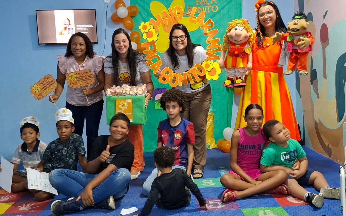 A atividade utiliza as cores verde, amarela e vermelha para indicar diferentes tipos de toques e seus significados, promovendo o aprendizado de forma lúdica e acessível