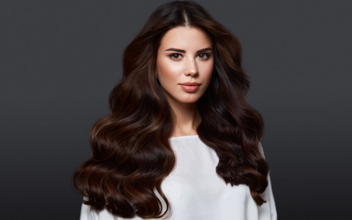 As luzes em tom canela são uma alternativa para modernizar o visual com praticidade (Imagem: KOBRIN PHOTO | Shutterstock)