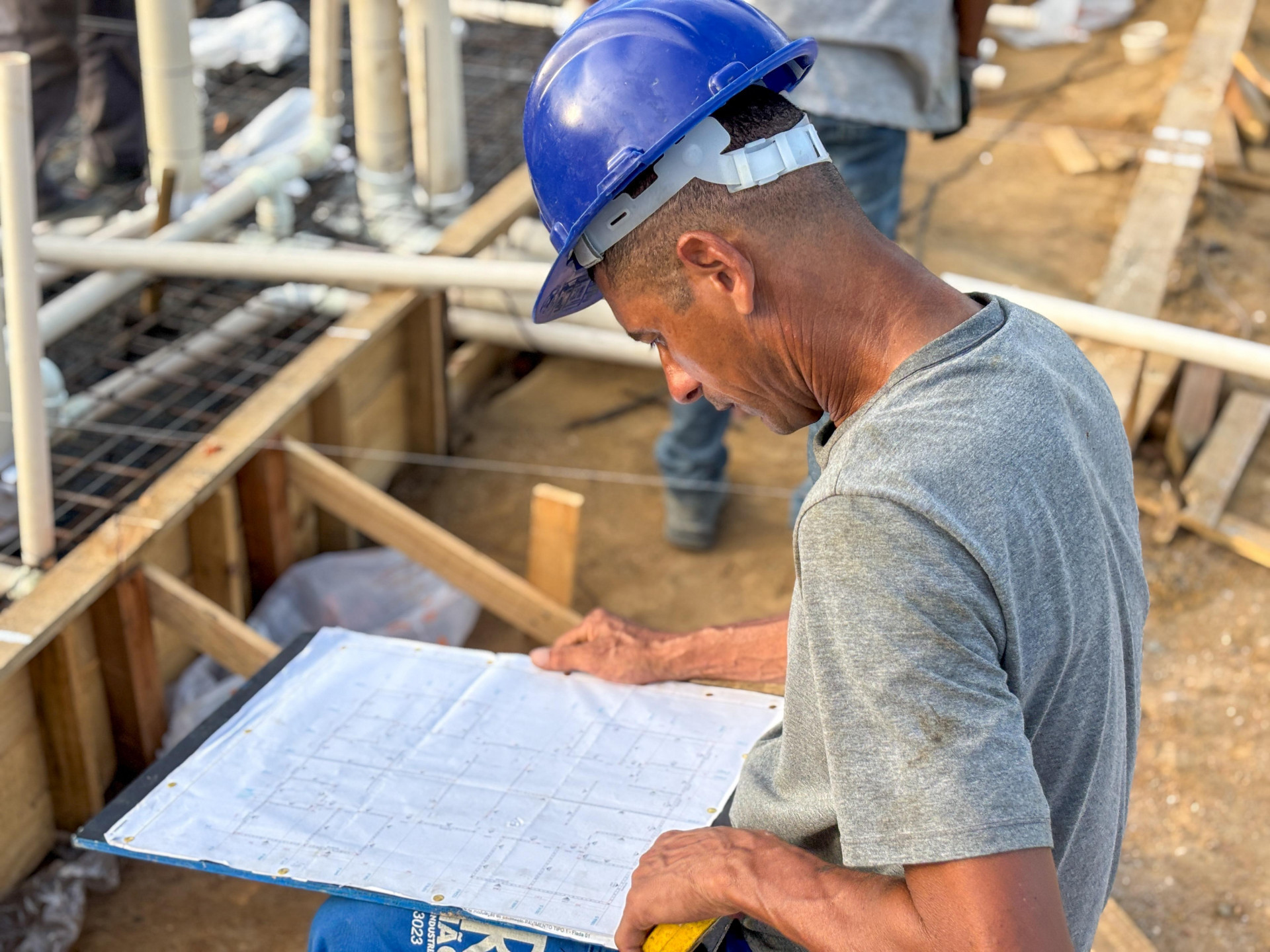O canteiro de obras &eacute; composto em sua maioria por oper&aacute;rios da pr&oacute;pria cidade, incluindo a engenheira civil Amanda Arag&atilde;o, moradora do bairro Bonfim - Divulga&ccedil;&atilde;o / PMJ