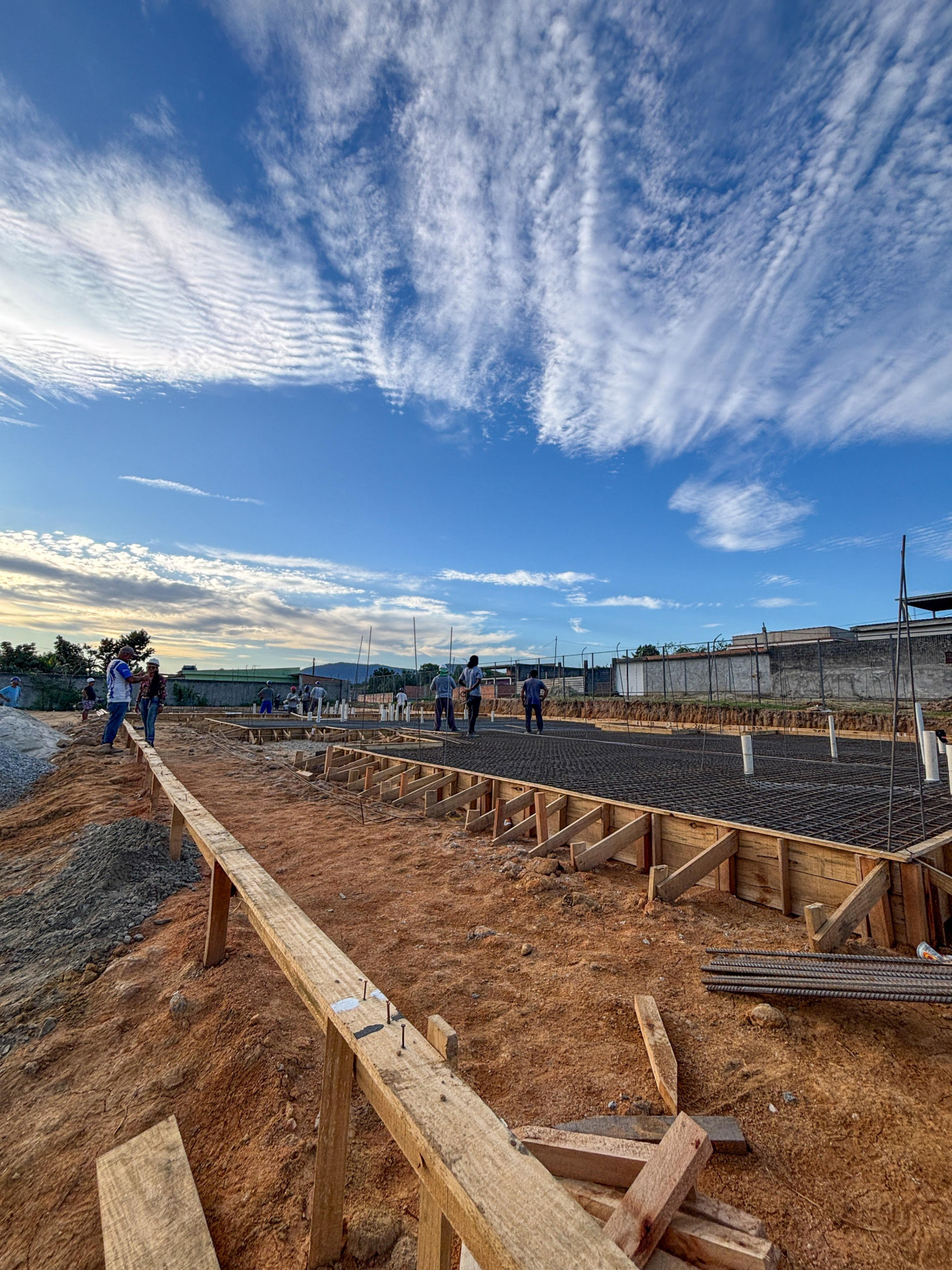 O condom&iacute;nio contar&aacute; com &aacute;reas comuns voltadas para o bem-estar e a conviv&ecirc;ncia, incluindo quadra esportiva, parquinho infantil, academia ao ar livre, espa&ccedil;o gourmet e biciclet&aacute;rio - Divulga&ccedil;&atilde;o / PMJ