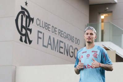 Varela faz mistério sobre renovação com o Flamengo: 'Não sei o que vai acontecer'