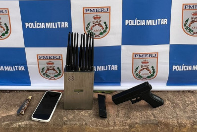 PM prende criminoso com réplica de pistola e bloqueador de sinal GPS em Belford Roxo