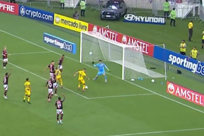 Reveja o gol de Léo Pereira e a defesa de Rossi na classificação do Flamengo