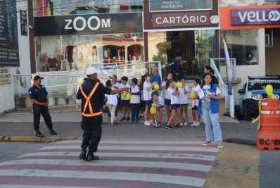Campanha ‘Maio Amarelo’ leva alunos de Quatis à uma blitz educativa sobre segurança no trânsito
