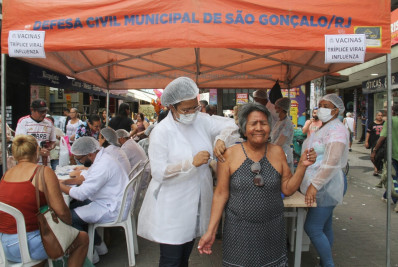 Saúde faz atendimento no calçadão de Alcântara para vacinar a população