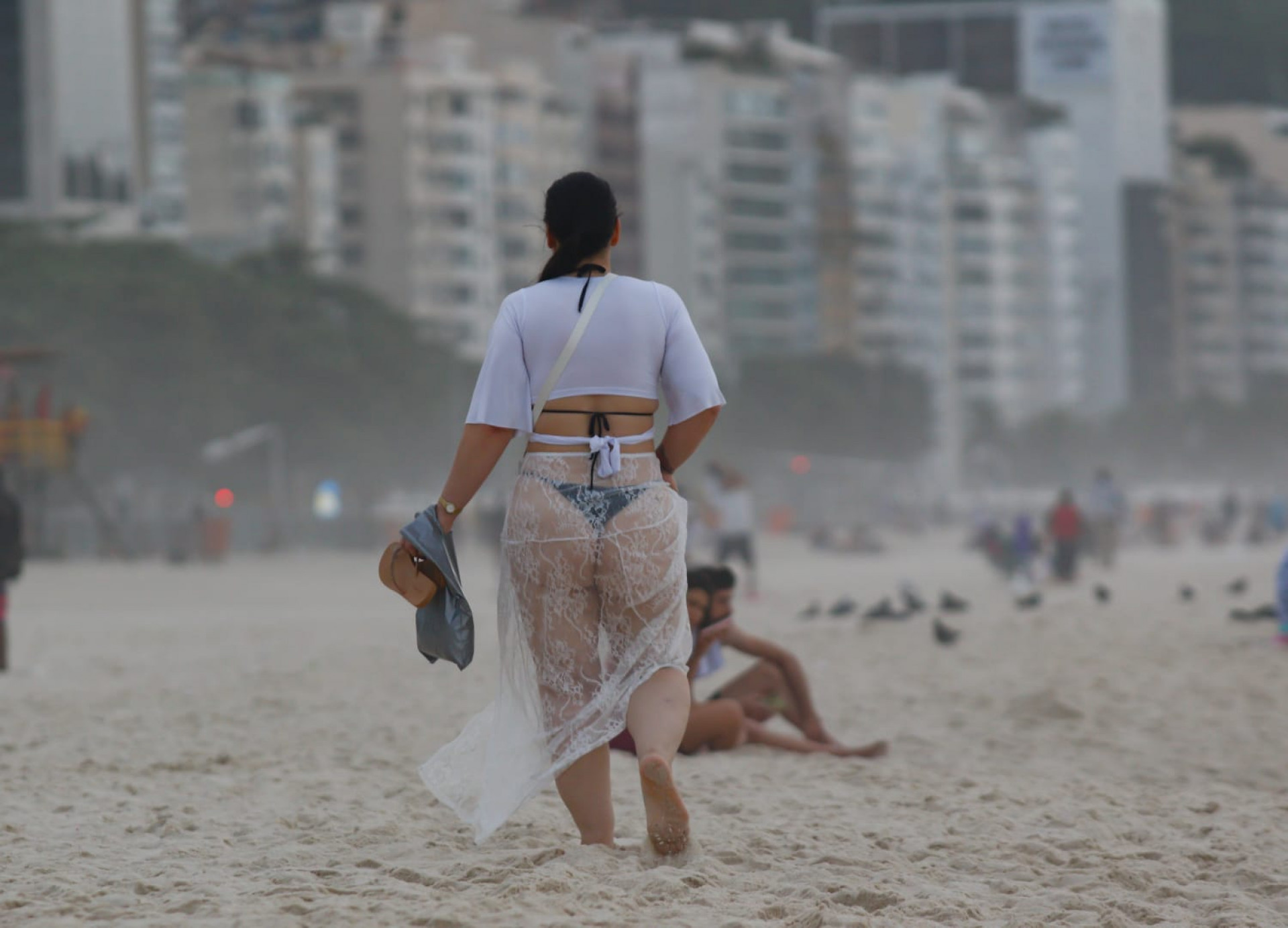 Céu fechado e vento em Copacabana refletem a virada no clima que atinge o Rio nesta semana - Érica Martin / Agência O Dia