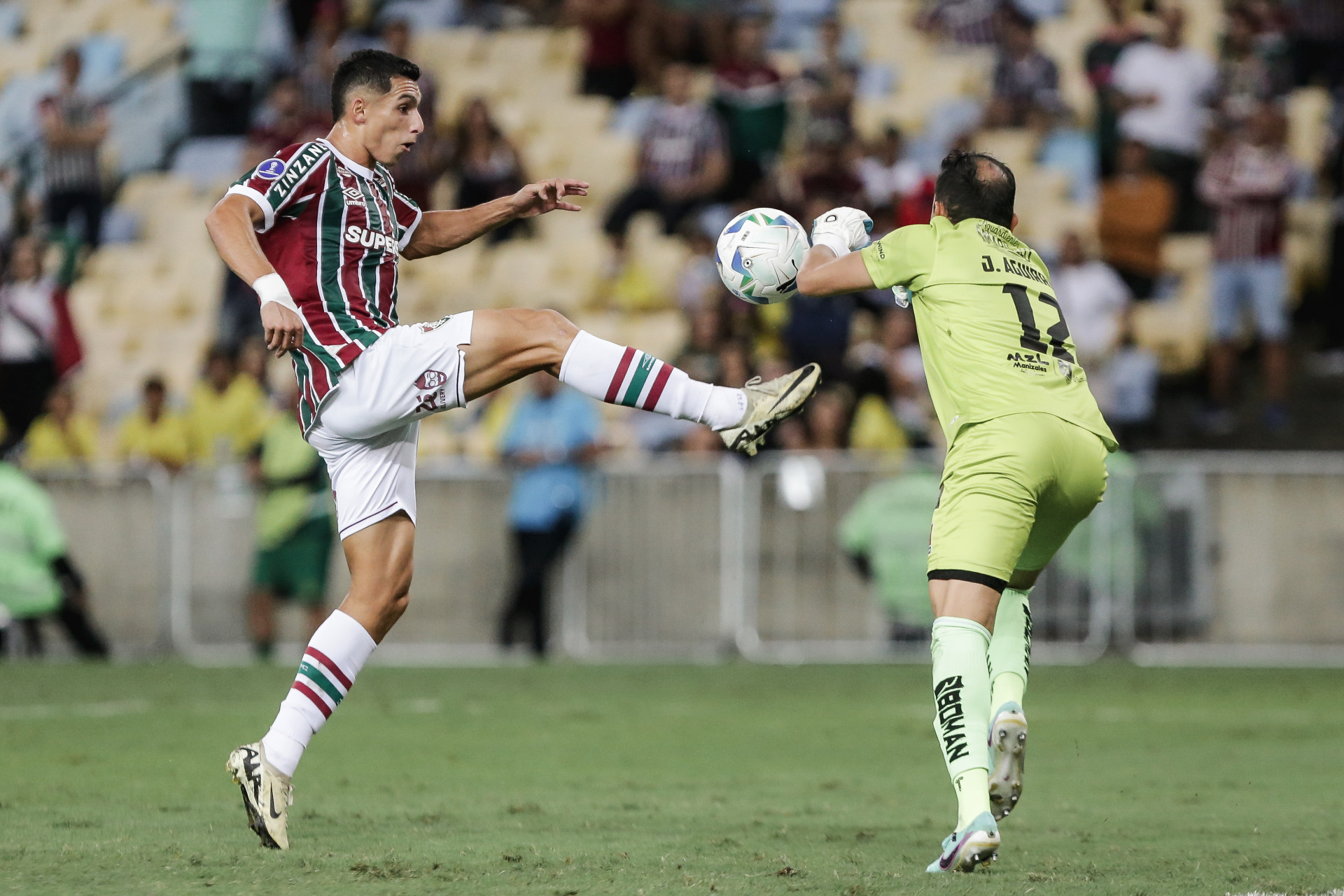 Momento em que Serna disputa a bola com o goleiro para marcar o segundo do Fluminense - Lucas Merçon / Fluminense FC