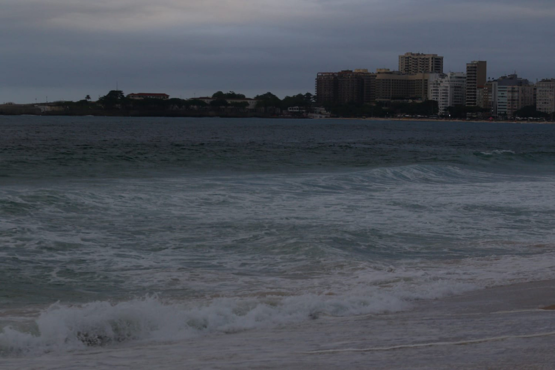 Céu fechado e vento em Copacabana refletem a virada no clima que atinge o Rio nesta semana - Érica Martin / Agência O Dia