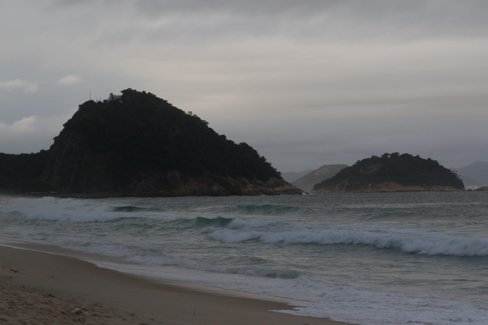 Céu fechado e vento em Copacabana refletem a virada no clima que atinge o Rio nesta semana - Érica Martin / Agência O Dia
