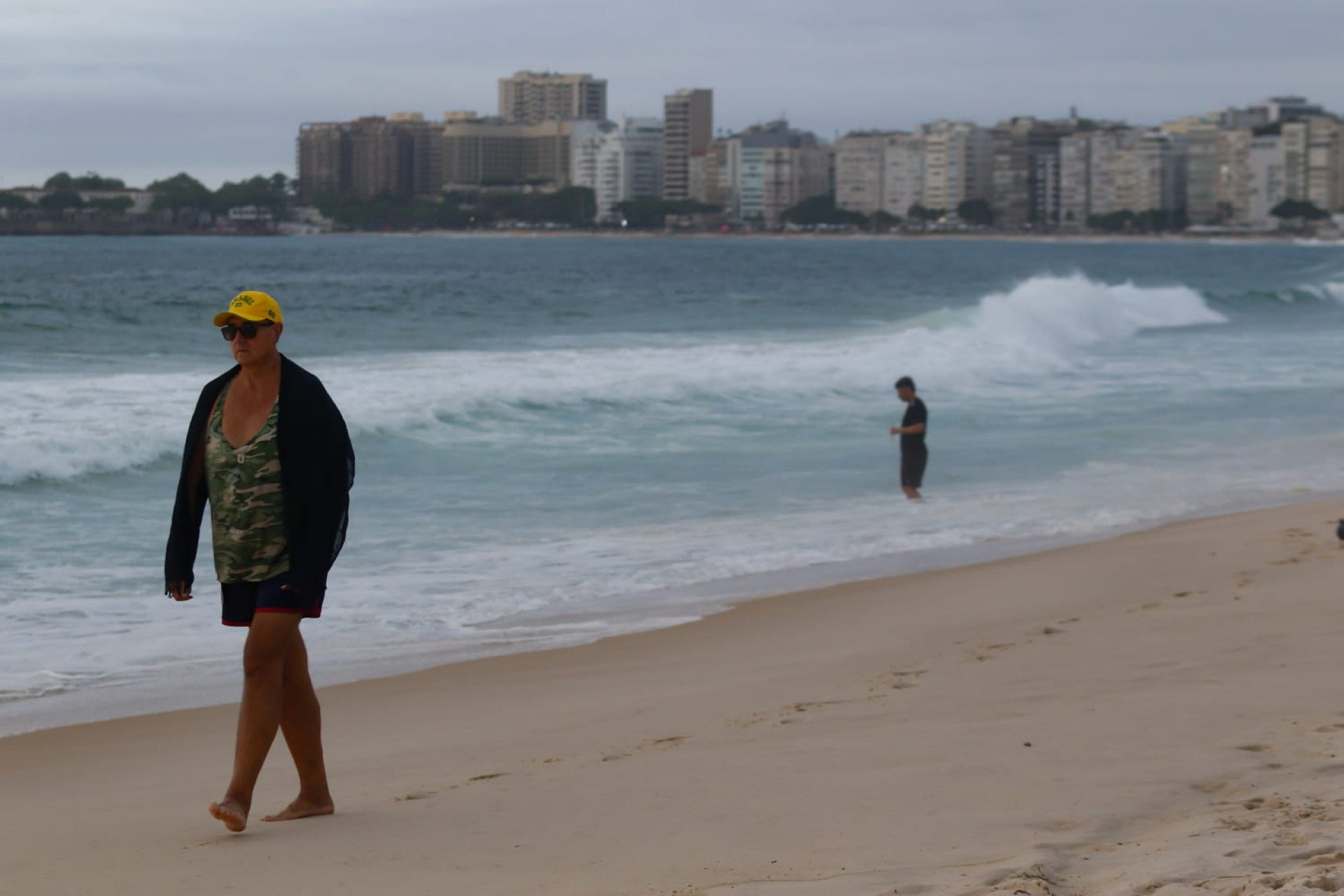 Céu fechado e vento em Copacabana refletem a virada no clima que atinge o Rio nesta semana - Érica Martin / Agência O Dia