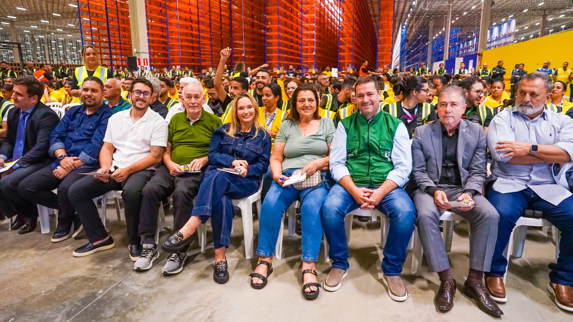  Prefeito L&eacute;o Vieira, ao lado de familiares, secret&aacute;rios municipais e autoridades que celebraram a chegada da empresa em Meriti - Gilberto Rocha/ PMSJM