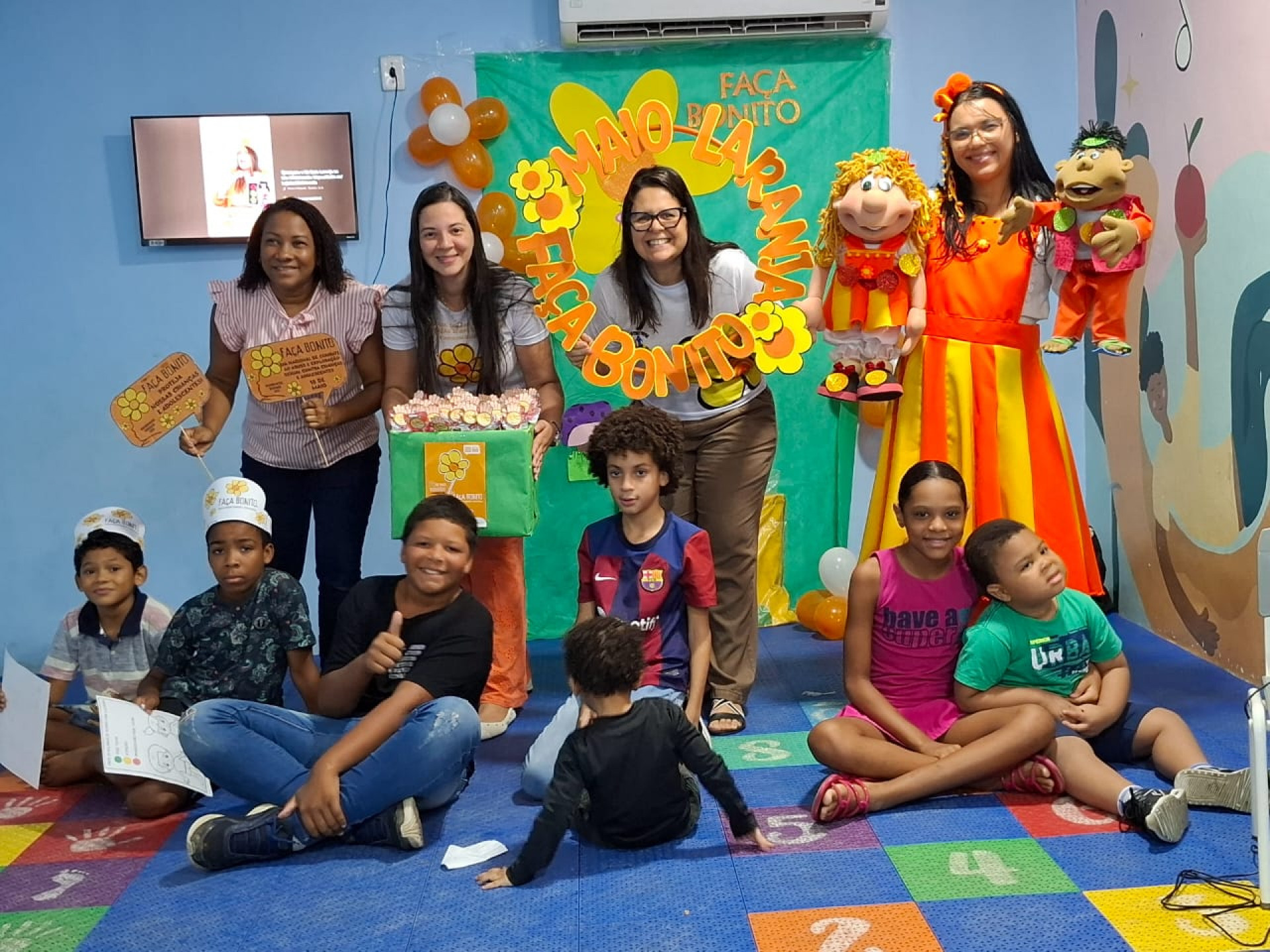 A atividade utiliza as cores verde, amarela e vermelha para indicar diferentes tipos de toques e seus significados, promovendo o aprendizado de forma l&uacute;dica e acess&iacute;vel - Divulga&ccedil;&atilde;o / PMJ