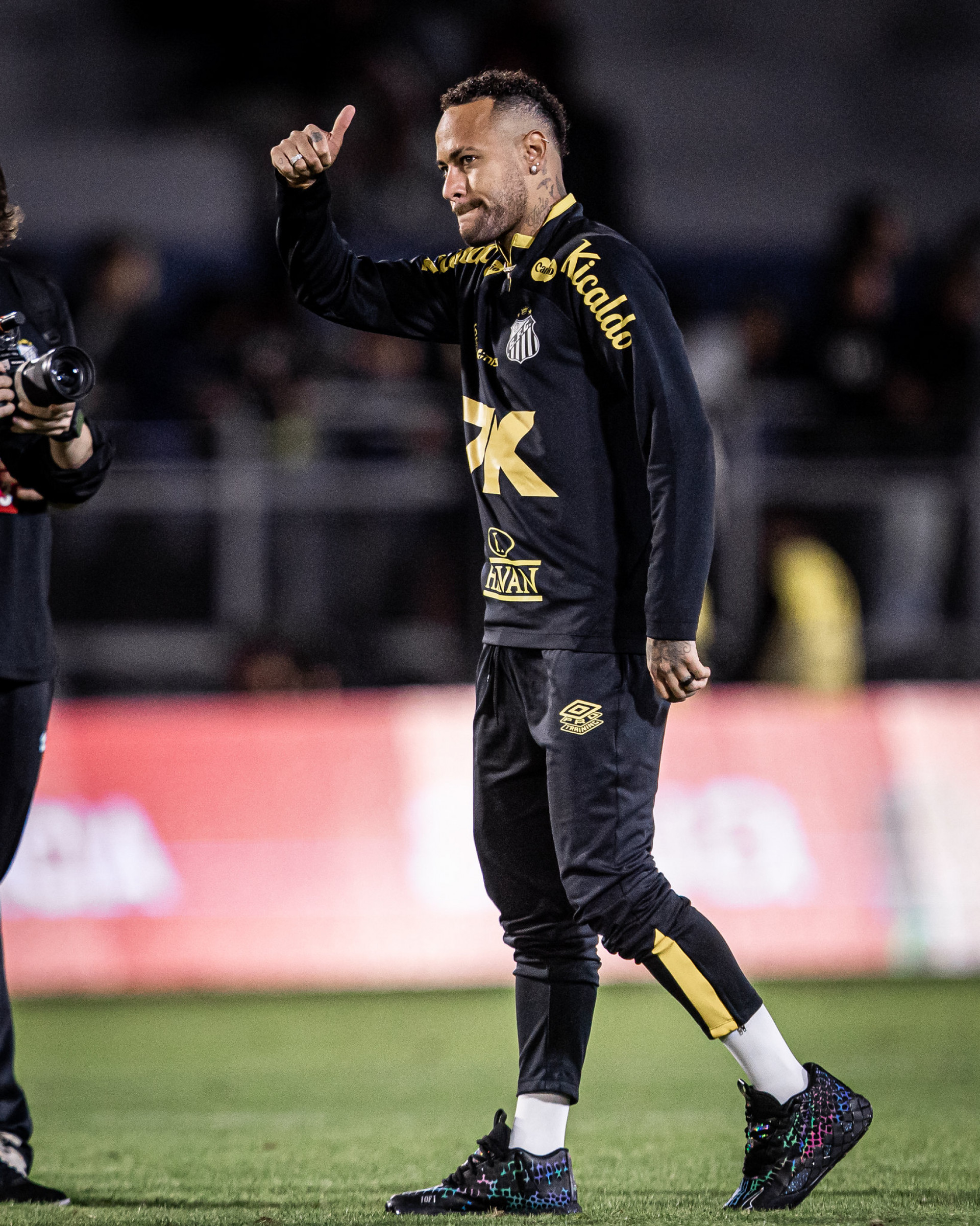 Neymar aquece antes de jogo do Santos