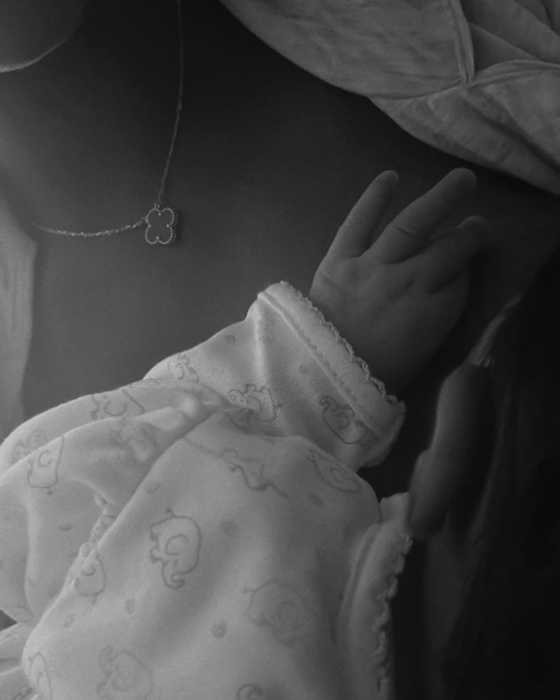 Zuri, filha de Ludmilla e Brunna Gonçalves, veio ao mundo há duas semanas - Reprodução/Instagram 