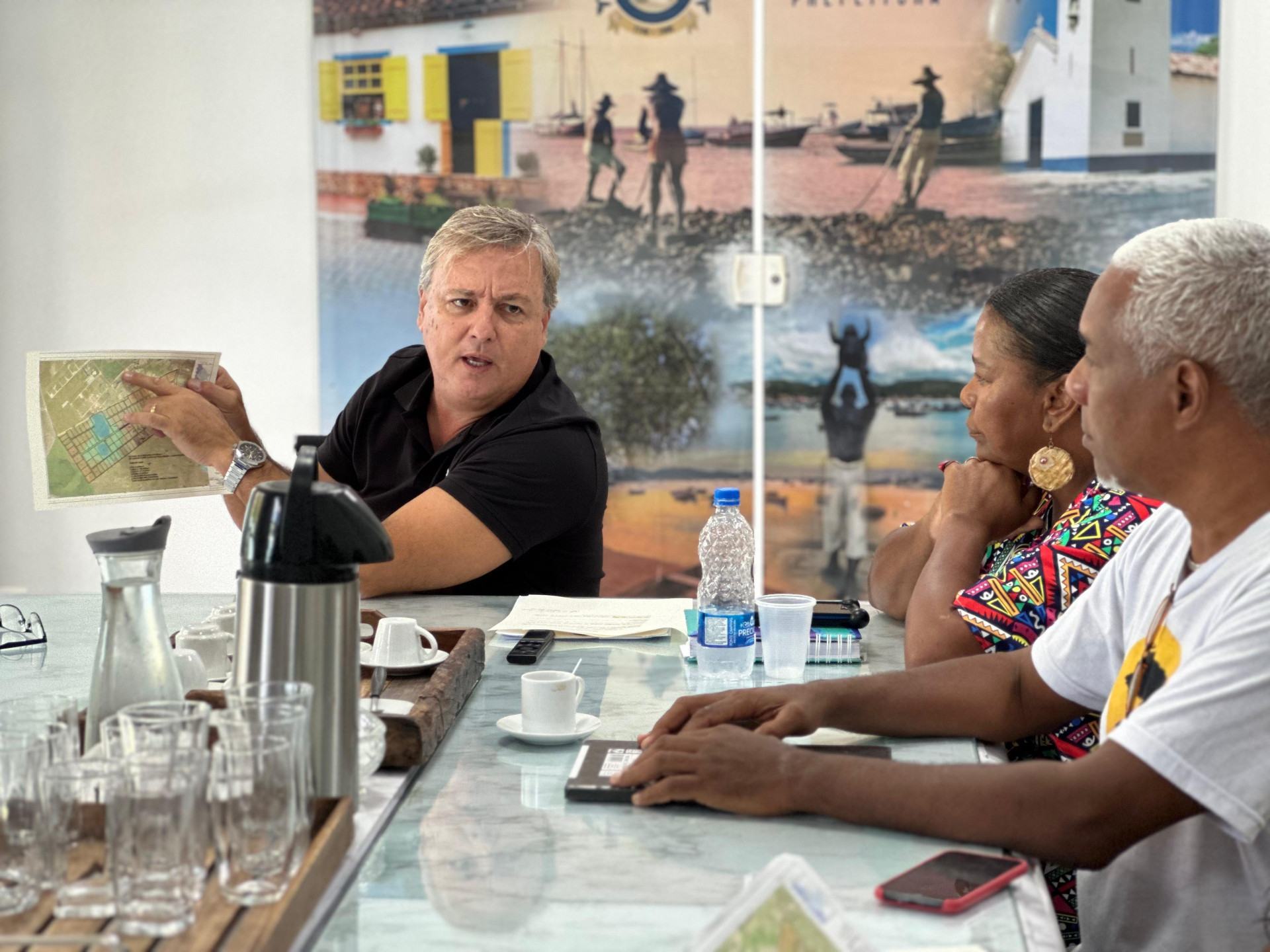 Alexandre Martins e representantes do Quilombo da Baía Formosa  - Ascom