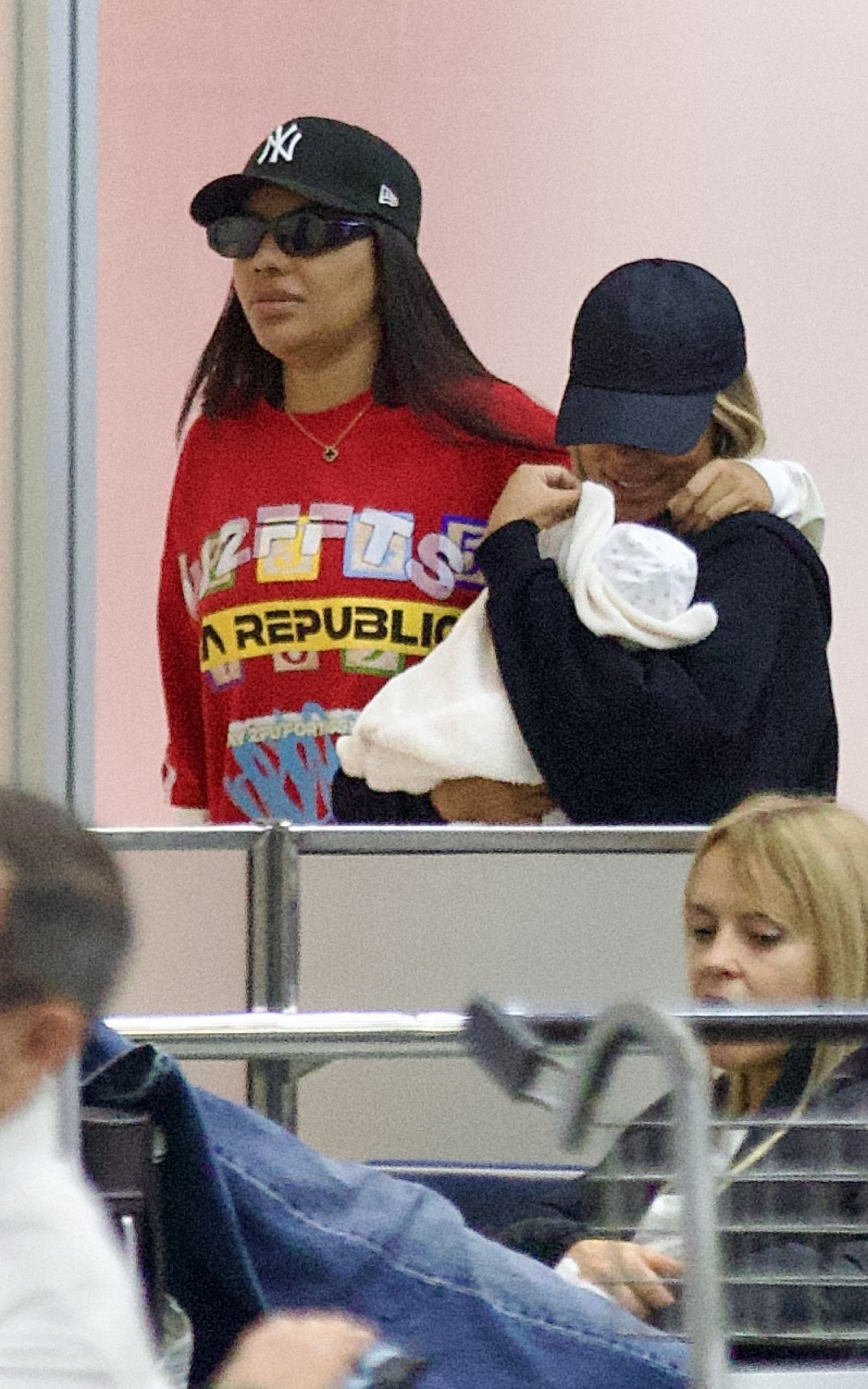  Ludmilla e Brunna Gonçalves desembarcaram em aeroporto do Rio
