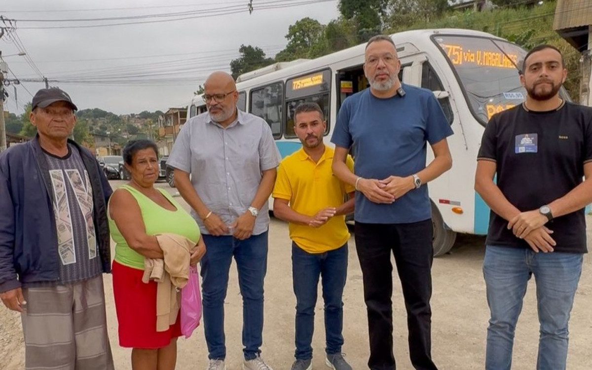 Prefeito Márcio Canella (5º da esquerda para a direita) anunciou o retorno da linha