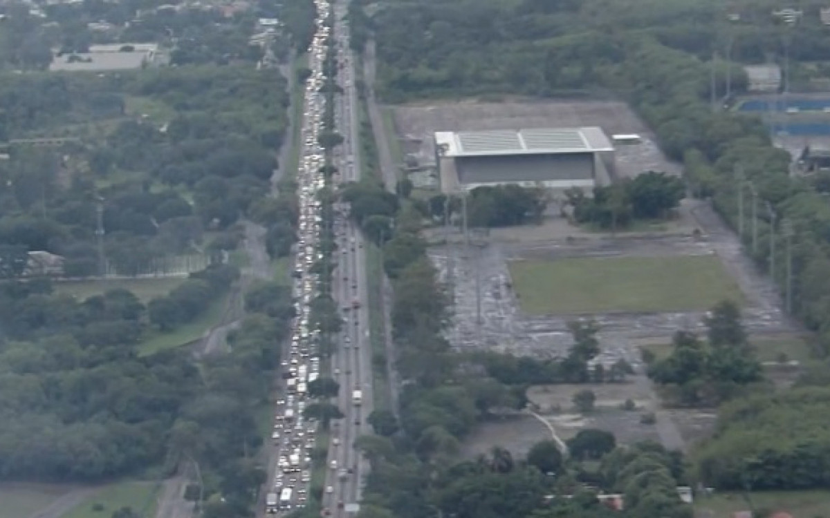 Incêndios provocam grande congestionamento no sentido Centro, a partir de Realengo